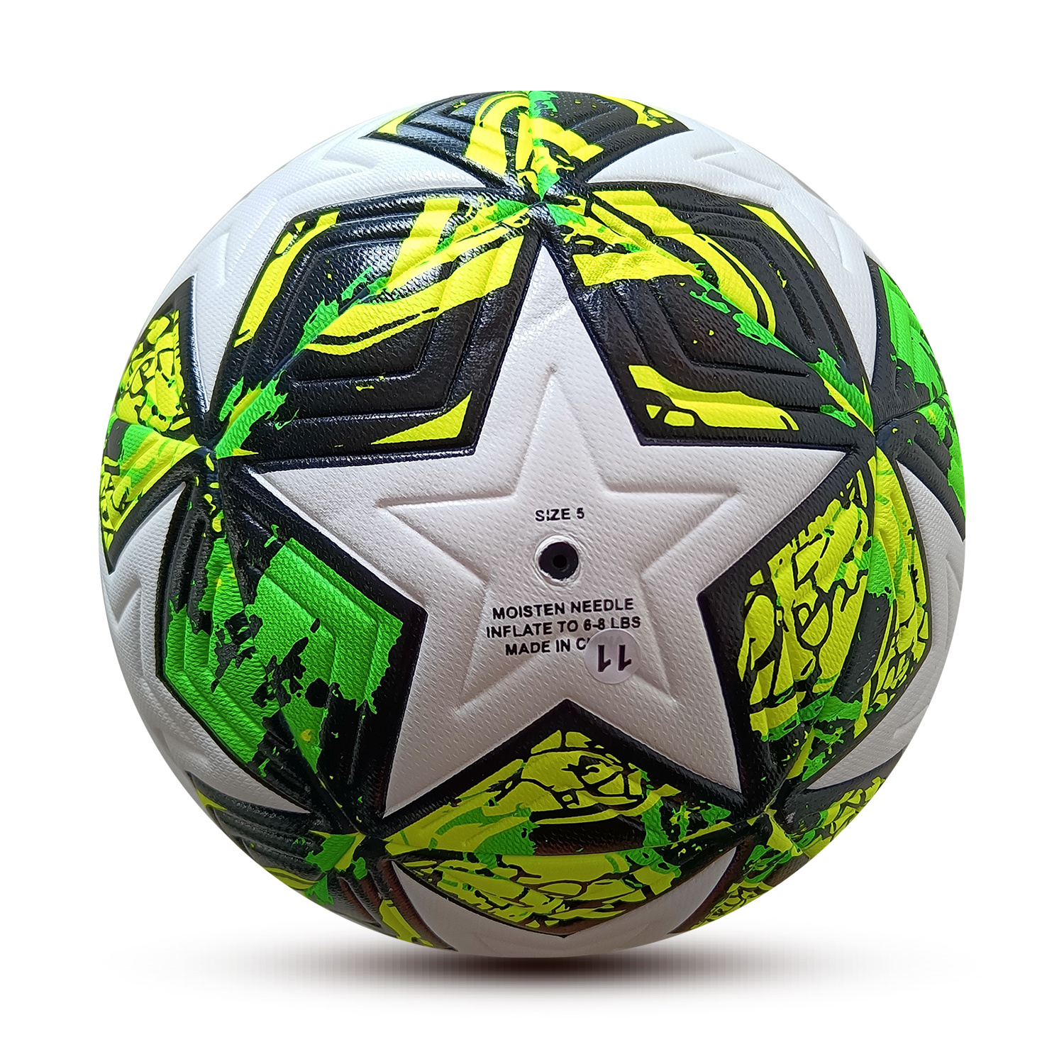Bola de futebol branca com padrões em verde, amarelo e preto e texto centralizadO