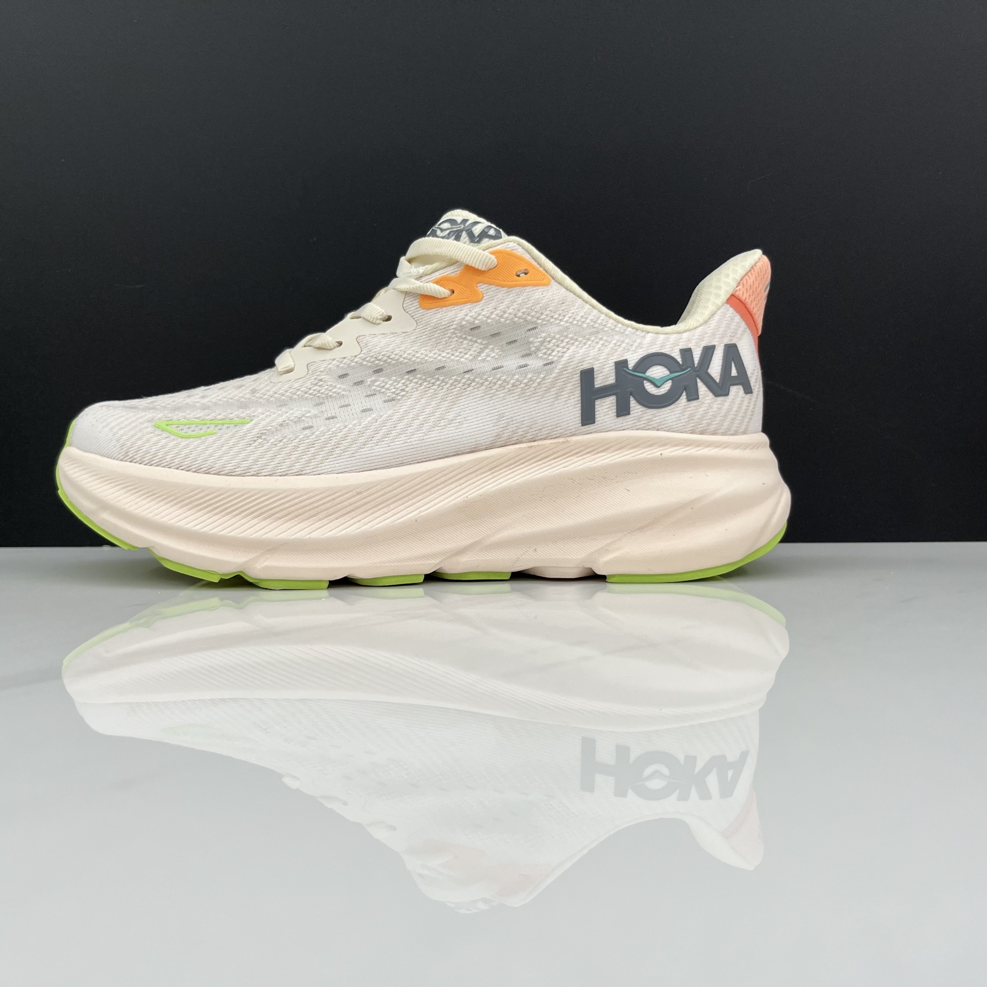 Ténis de corrida HOKA branco com detalhes em laranja e verde