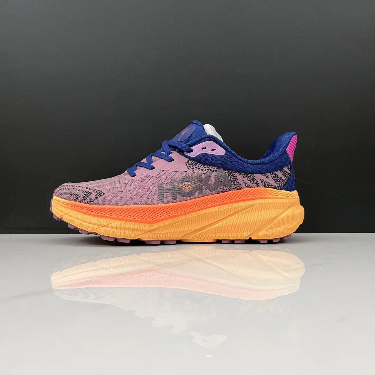 Ténis desportivo HOKA rosa e azul com sola laranja e detalhe rosa