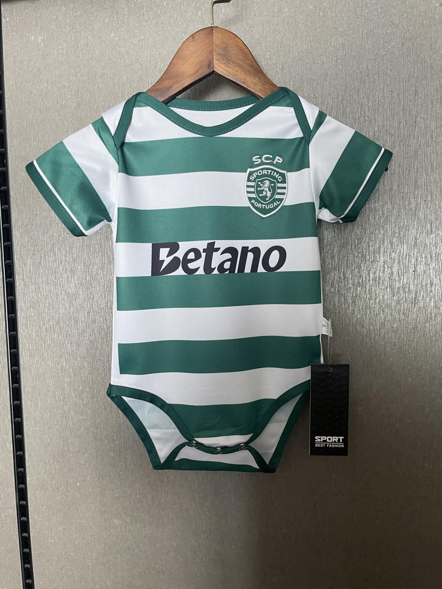 Body Bebé Sporting CP 2025/2026 Principal – 9-20 Meses 💚🤍👶
