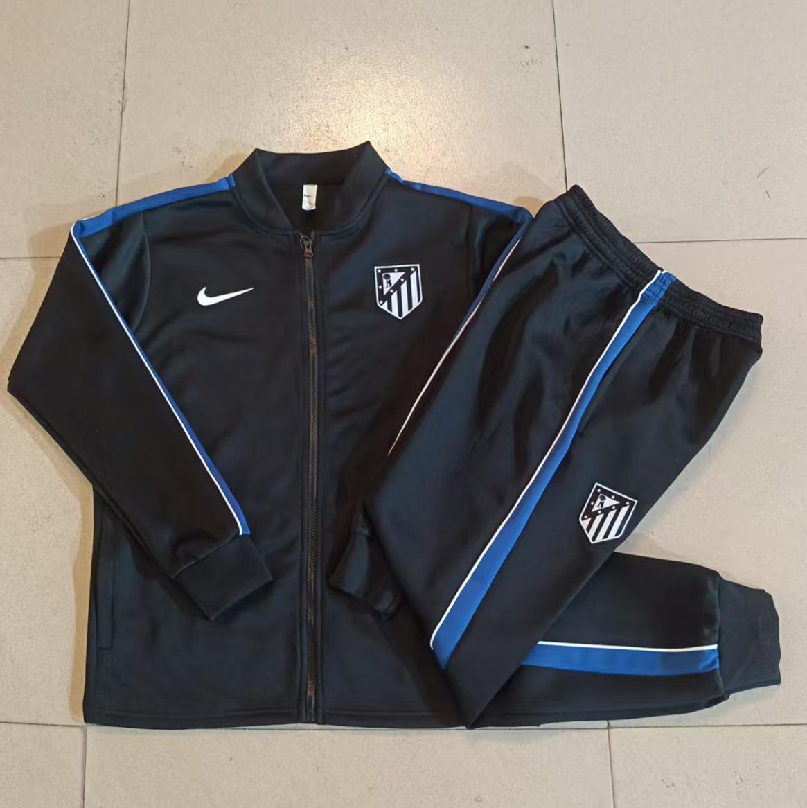 Fato de Treino Infantil Atl&eacute;tico Madrid 26/27 com Capuz Preto | 3 aos 13 Anos