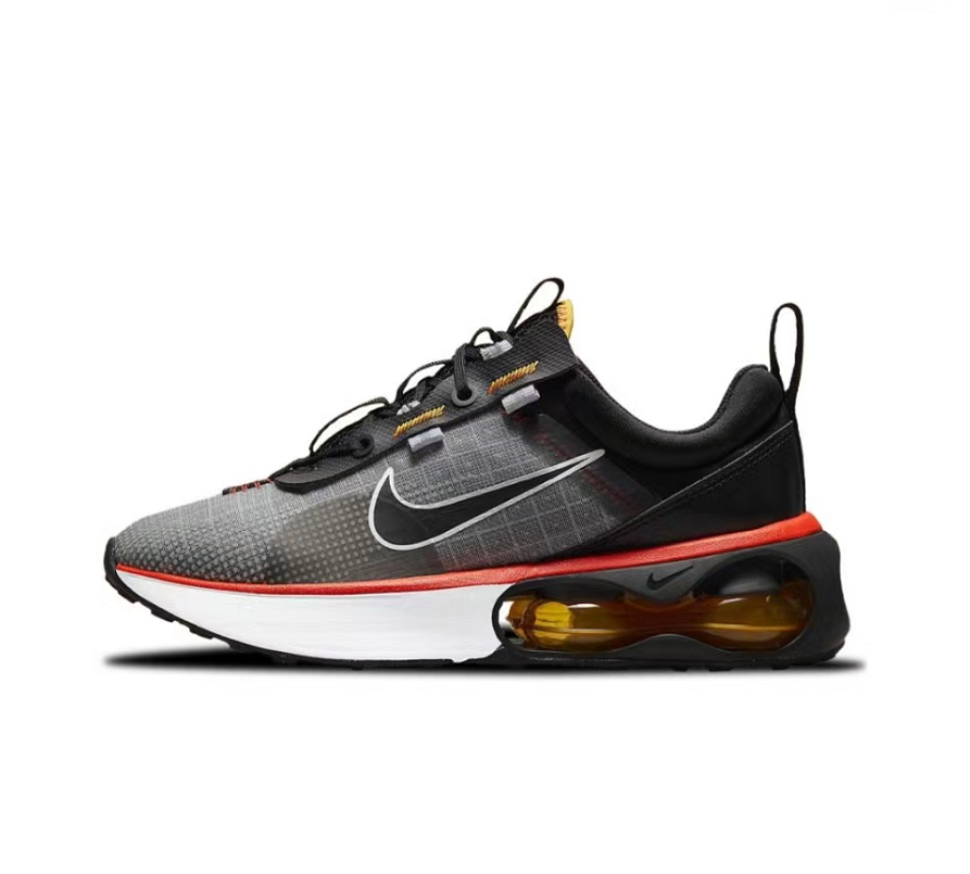 Ténis desportivo Nike cinza, preto e vermelho com sola branca e bolsa de ar âmbar.