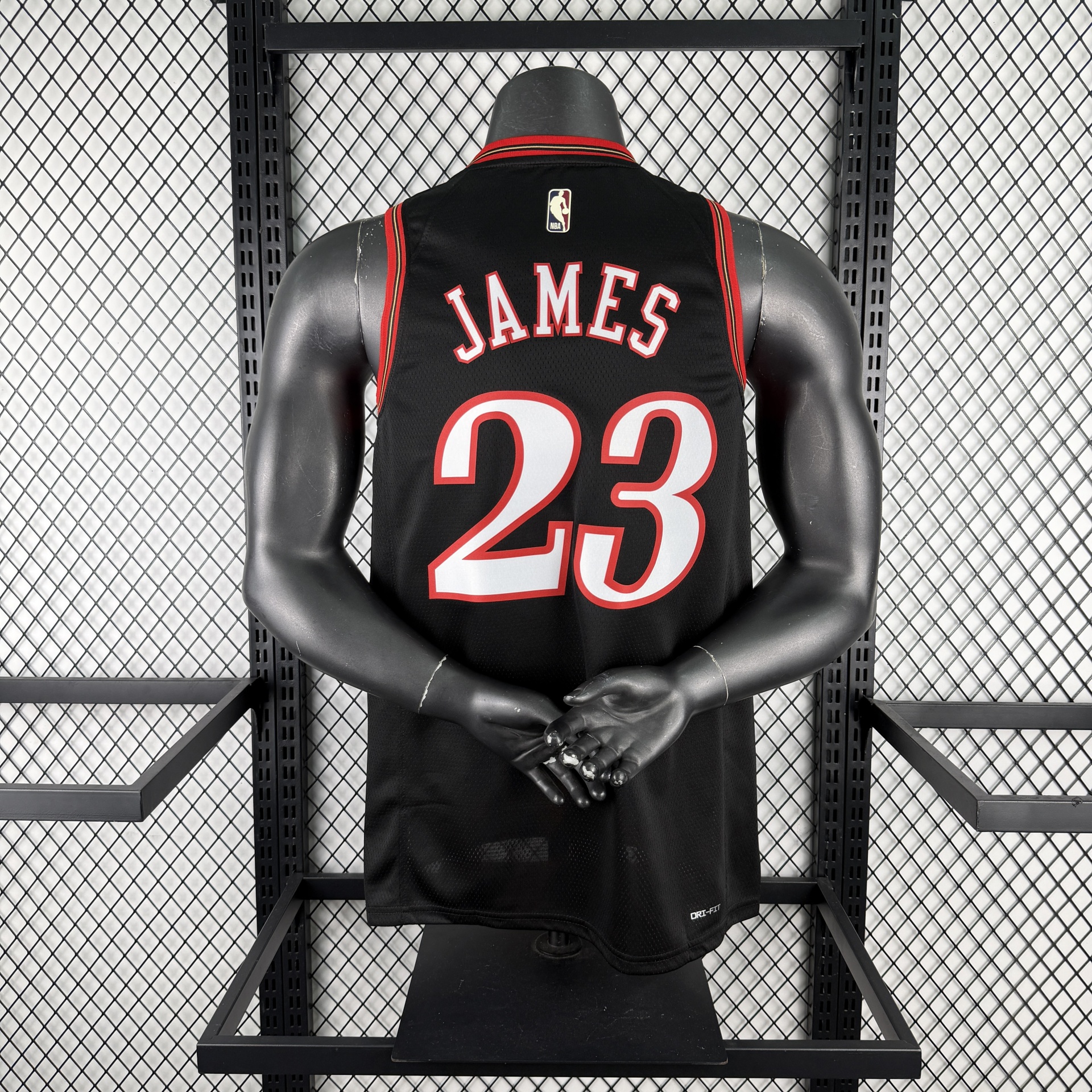 Camisola de basquetebol preta com nome JAMES e número 23 nas costas