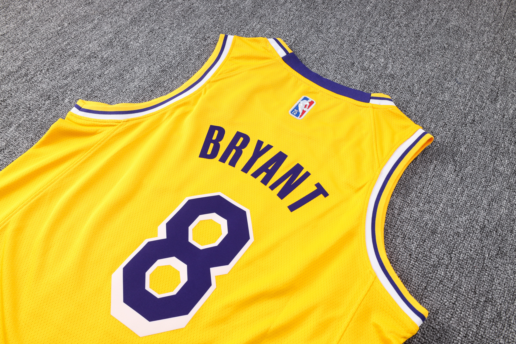 Camisola Lakers Nº 8 Bryant Amarela | NBA 2022/23 Heat-Pressed