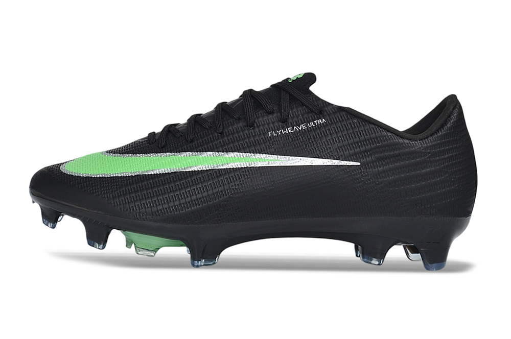 Ténis de futebol preto com detalhes verdes e brancos