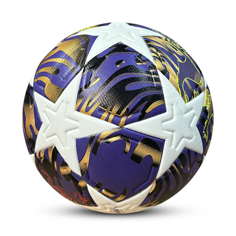Bola de futebol roxa e dourada com estrelas brancas