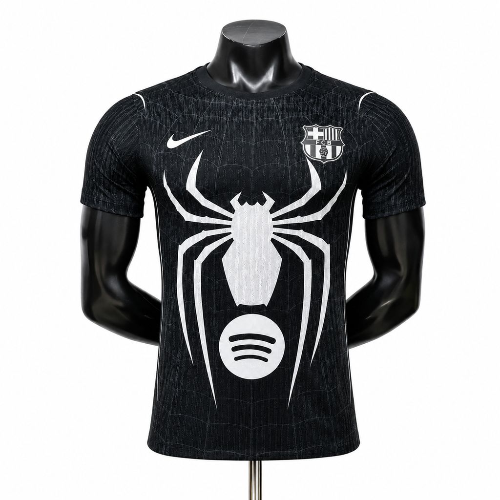 Camisola preta FC Barcelona com padrão de aranha e logotipos Nike e Spotify.