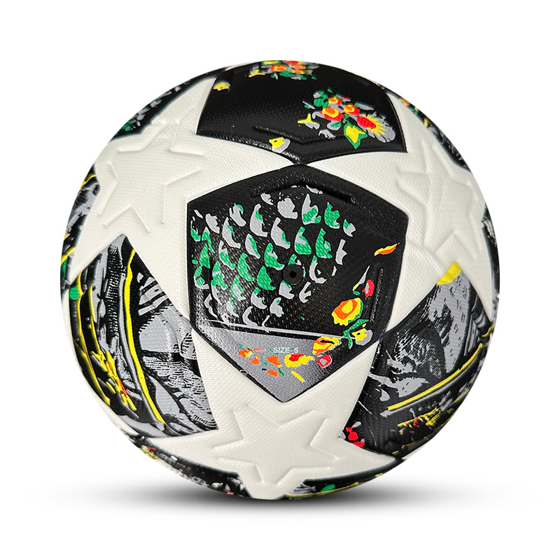 Bola de futebol branca e preta com padrões coloridos e estrelas em relevo