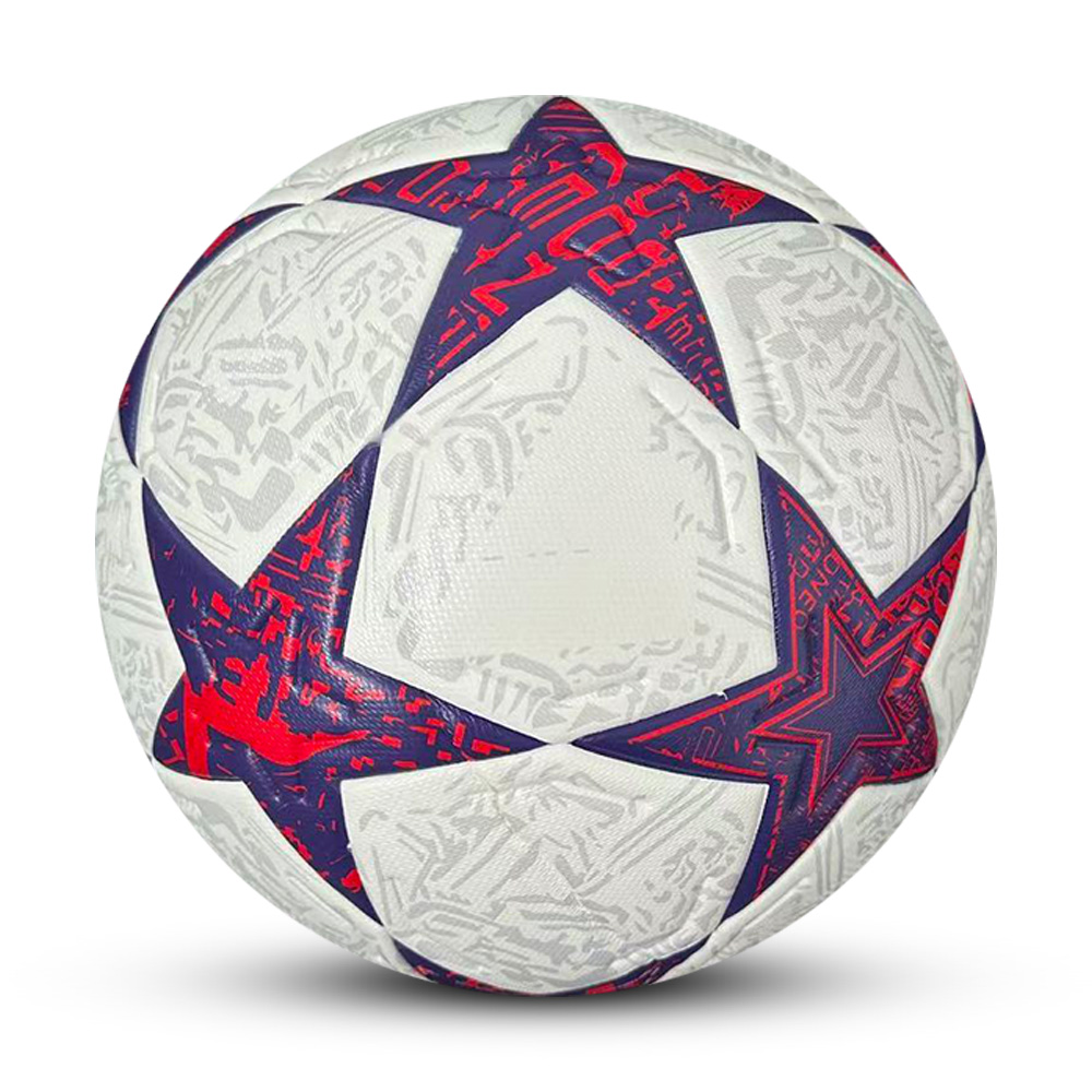 Bola de futebol branca com estrelas roxas e vermelhas e padrões cinza