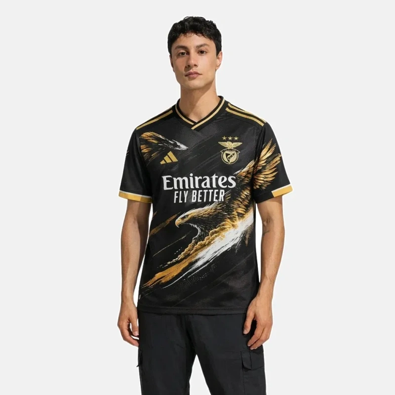 Camisola Benfica Vers&atilde;o Especial &ndash; &Aacute;guia Estampada (Preto e Dourado)