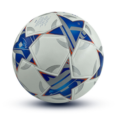 Bola de futebol branca com estrelas azuis e detalhes laranja