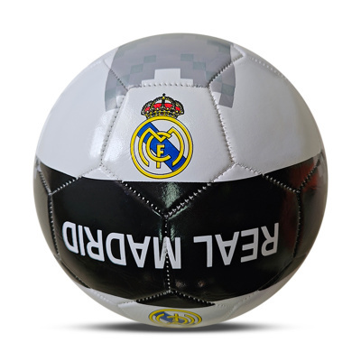 Bola de futebol branca e preta com logótipo do Real Madrid
