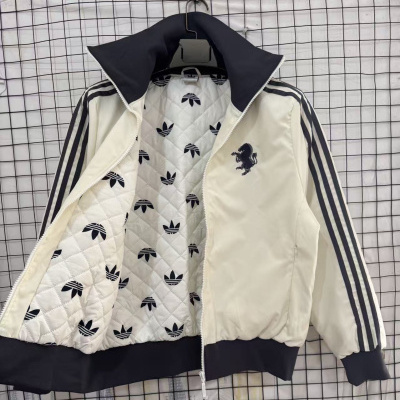 Casaco desportivo branco com riscas pretas e logo cavalo preto no peito, interior acolchoado com padrão Adidas.