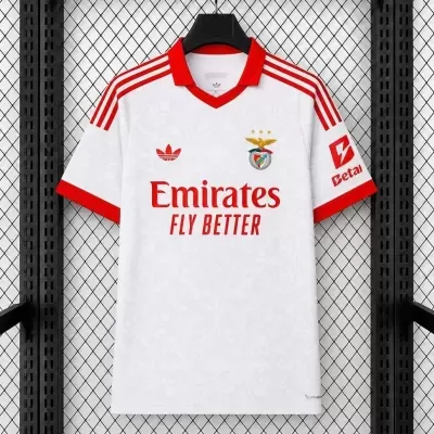Camisola desportiva branca e vermelha com logos e texto em vermelho
