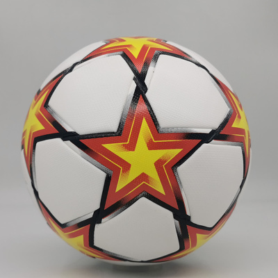 Bola de futebol branca com estrelas amarelas e vermelhas