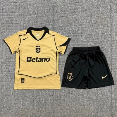 Conjunto de roupa desportiva SCP amarelo e preto com logotipos Nike e Betano.