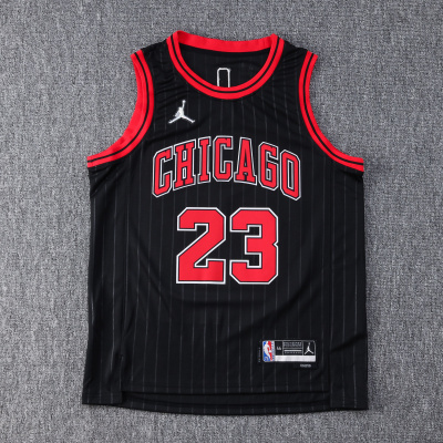 Camisola de basquetebol preta com detalhes vermelhos e texto CHICAGO e número 23
