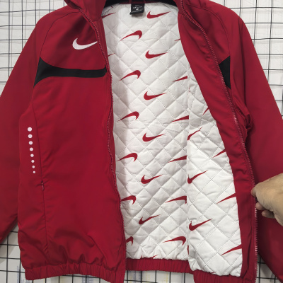 Casaco desportivo vermelho com interior acolchoado estampado e logótipos Nike