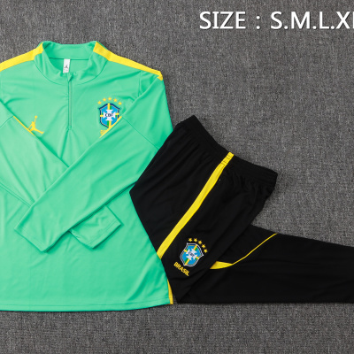 Conjunto de roupa desportiva verde claro e preta com emblema CBF Brasil