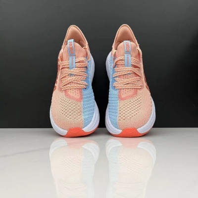 Sapatilhas desportivas rosa e azul claro com sola branca e detalhes cor de laranja