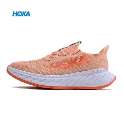 Ténis desportivo HOKA cor de pêssego com sola branca e detalhes em laranja
