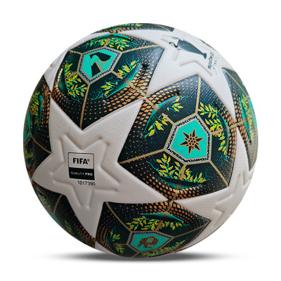 Bola de futebol branca com padrões verdes, pretos e dourados e texto FIFA QUALITY PRO