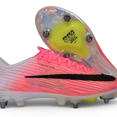 Chuteiras de futebol rosa com solado translúcido e cravos metálicos
