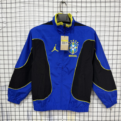Casaco desportivo azul e preto com detalhes em amarelo e logo da CBF