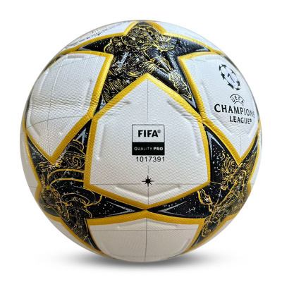 Bola de futebol branca com detalhes pretos e dourados e texto FIFA QUALITY PRO.