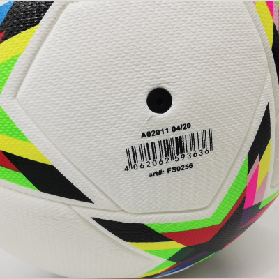 Bola de futebol com textura e detalhes coloridos, código de barras e texto preto