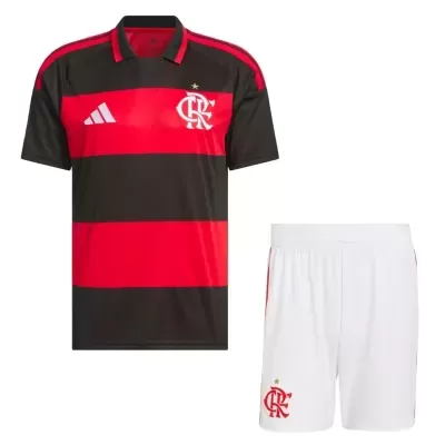 Conjunto desportivo com camisola vermelha e preta às riscas e calções brancos