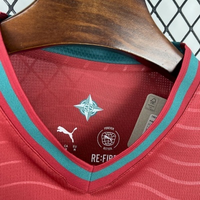 Camisola desportiva vermelha com gola em V verde e vermelho e etiquetas internas