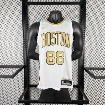 Camisola de basquetebol branca e dourada com texto Boston e número 88 exibida num manequim preto