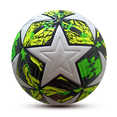 Bola de futebol branca com estrelas e detalhes em verde e amarelo