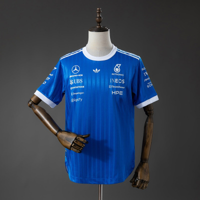 Camisola desportiva azul com logos brancos exposta em manequim de madeira