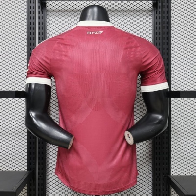 Camisola desportiva vermelha grená com gola e punhos brancos visível de costas num manequim