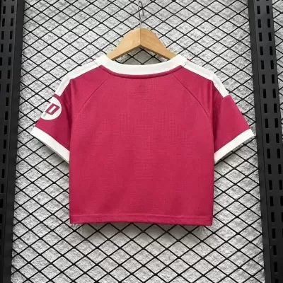 T-shirt curta rosa com mangas e gola brancas pendurada em cabide de madeira