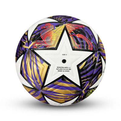 Bola de futebol tamanho 5 com design colorido e texto central