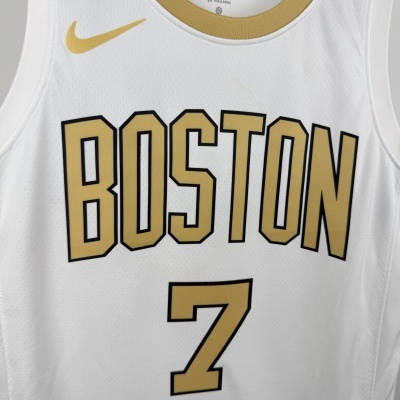 Camisola de basquetebol branca com texto Boston e número 7 dourados