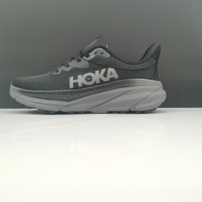 Ténis de corrida HOKA cinza e preto com sola branca texturada
