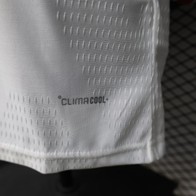 Detalhe de tecido branco com texto CLIMACOOL+