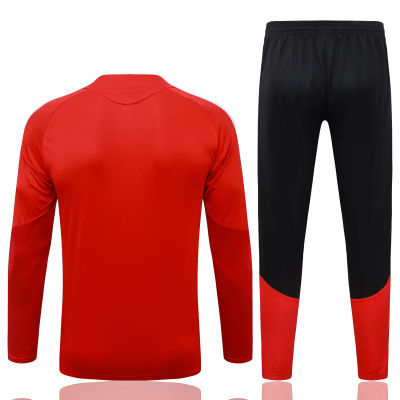 Conjunto desportivo com camisola vermelha de mangas compridas e calças pretas com detalhe vermelho