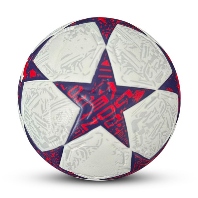 Bola de futebol com padrão de pentágonos brancos e estrelas azuis e vermelhas