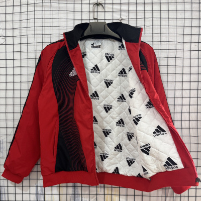 Casaco desportivo Adidas vermelho e preto com interior acolchoado branco e padrão de logótipos Adidas
