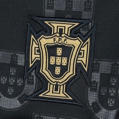 Emblema bordado F.P.F. em tecido preto com detalhes dourados e padrão de escudos cinza