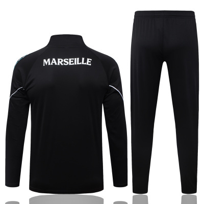 Conjunto desportivo preto com texto MARSEILLE nas costas