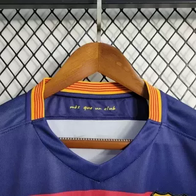 Camisola desportiva azul com gola amarela e vermelha listrada e texto na gola