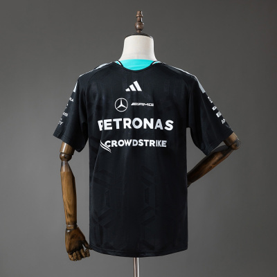 T-shirt preta com logos Adidas, Mercedes AMG, PETRONAS e CROWDSTRIKE em manequim