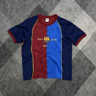 T-shirt azul e grená com emblema do FCB e logótipo Nike