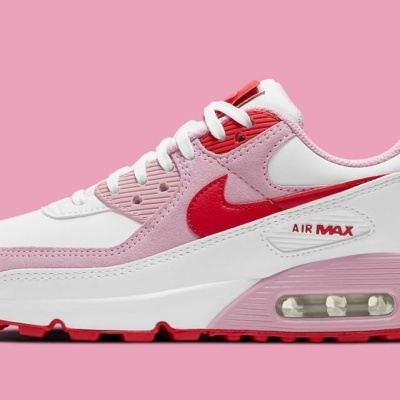 Sapatilha Nike Air Max branca, rosa e vermelha sobre fundo rosa